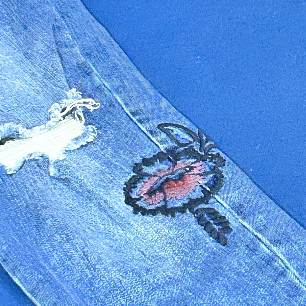 Taylor and Sage Distressed Jeans w/ Flower Appliqué, size 28 - Picture 4 of 9